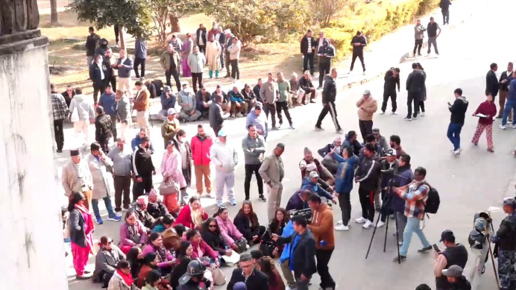 निर्वाचन आयोग परिसरमा गगन नेतृत्व समूहको धर्ना