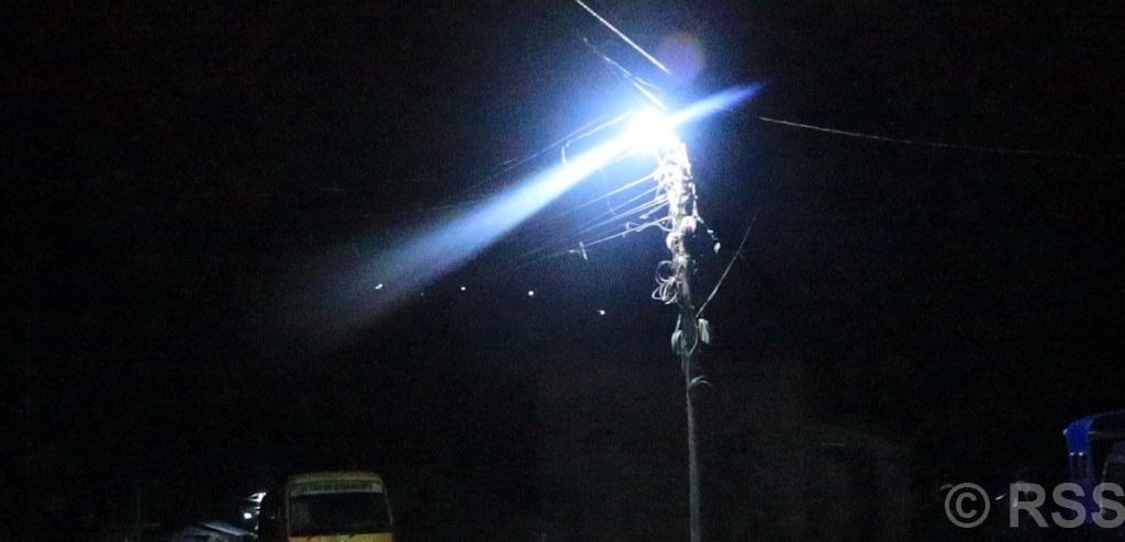 म्याग्दी ताराखेतका बालबालिकाले देउसीभैलो खेलेर जुटाएको रकमबाट सडकबत्ती जडान गरे