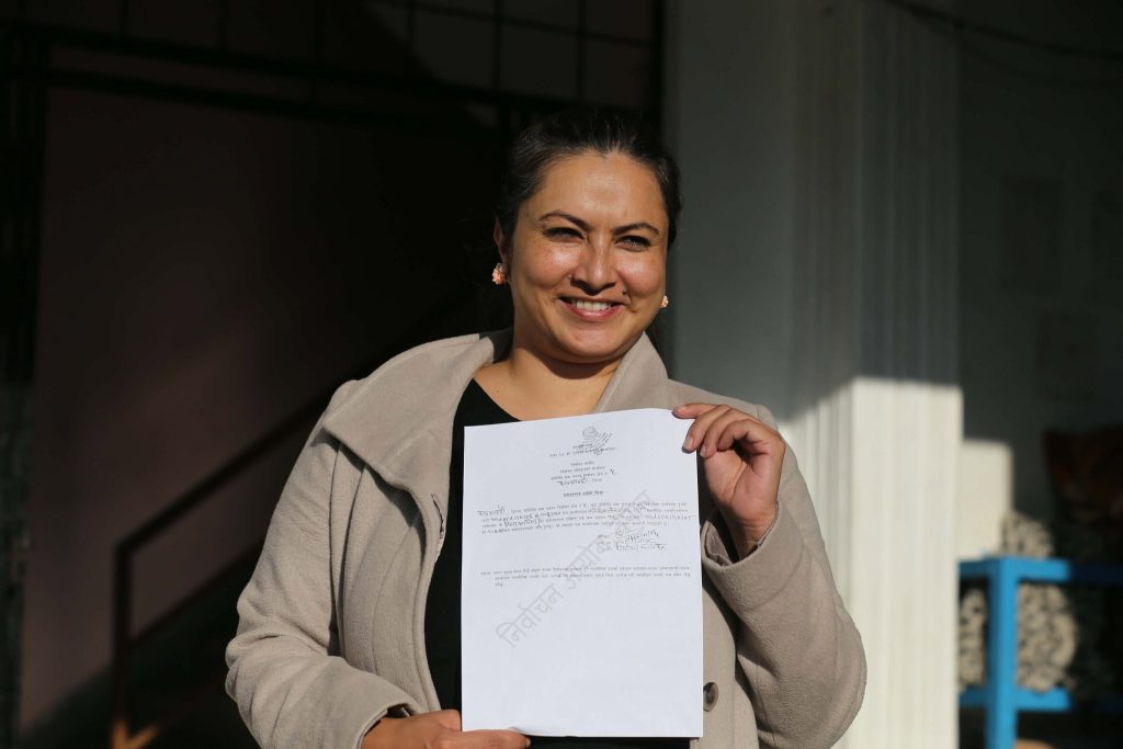 अभिनेत्री निशा अधिकारीले काठमाडौं -५ बाट गरिन् उम्मेदवारी दर्ता