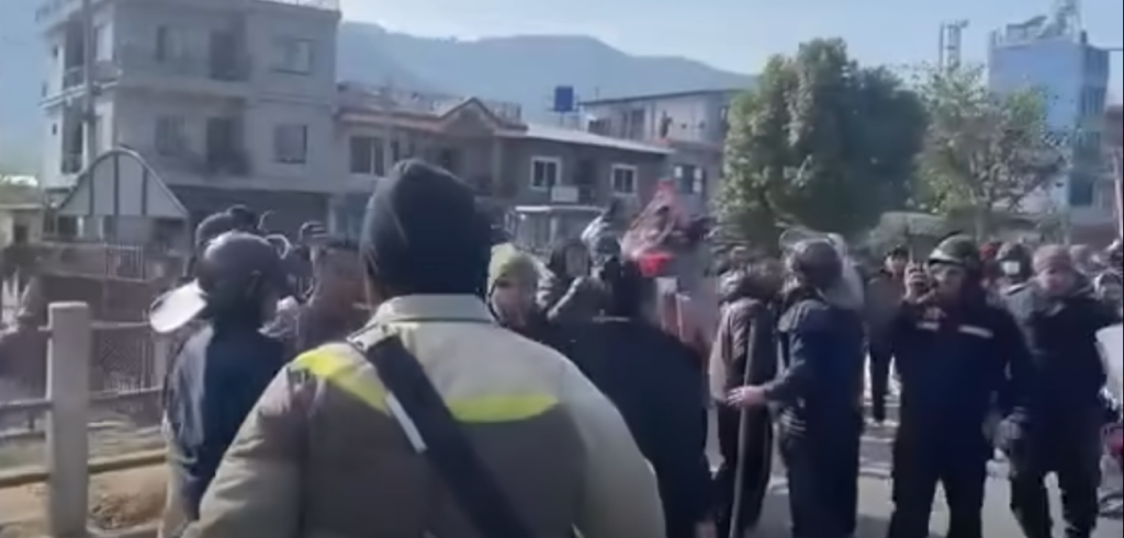 स्थानीयले घेरे वडा कार्यालय, वडाध्यक्षले देखाए खुकुरी !