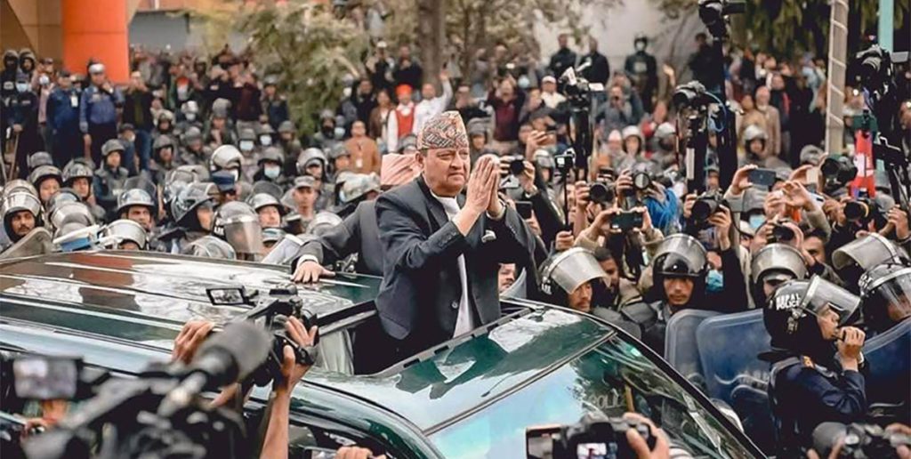 पूर्वराजा शाह झापाबाट हेलिकप्टरमा काठमाडौं जाँदै