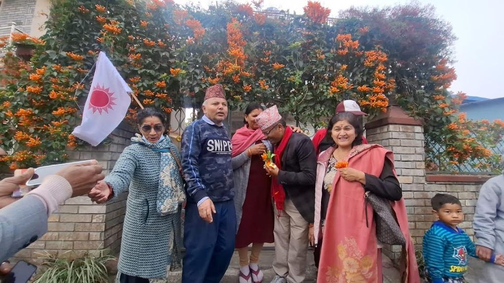 घरदैलोमा व्यस्त कास्की २ का एमाले उम्मेदवार रश्मि आचार्य