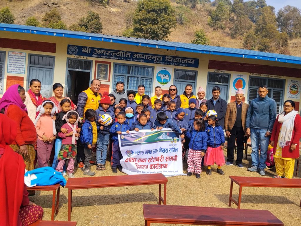 लायन्स क्लब अफ पोखरा साङ्ग्रीलाद्वारा विद्यालयमा न्यानो कपडा वितरण