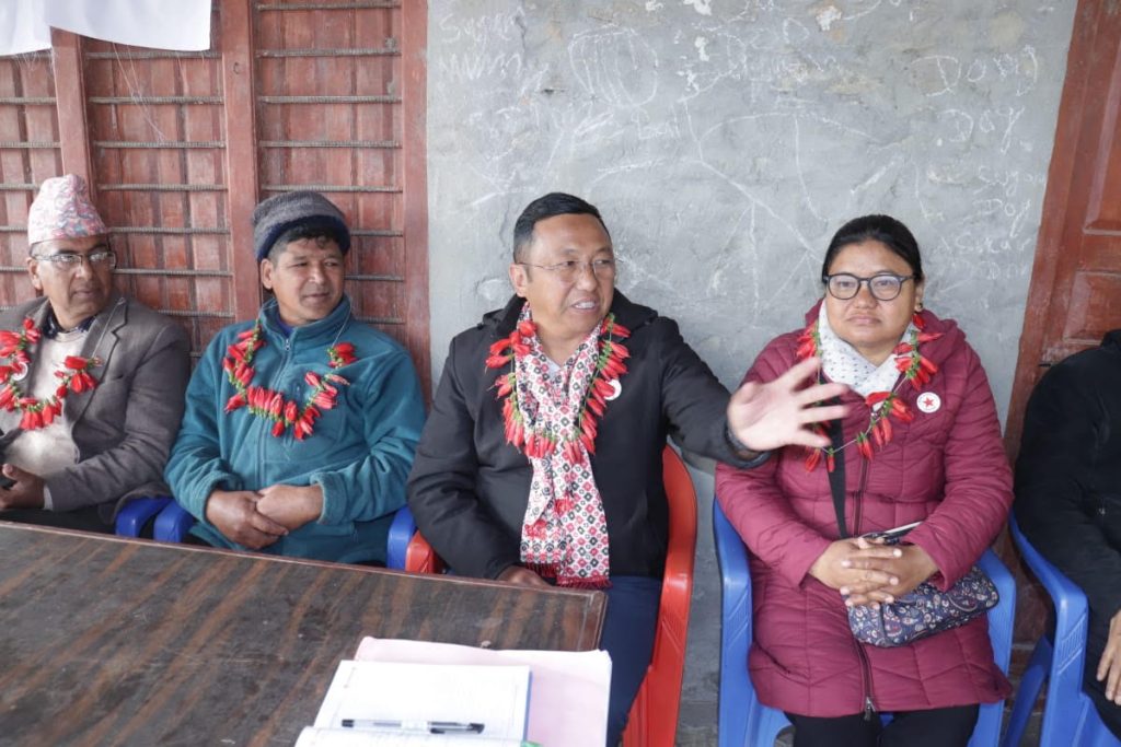 मतदाताको सुझाव सुन्दै मत माग्दै नेकपा कास्कीका उम्मेदवार