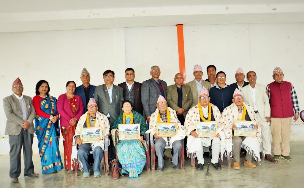 बाराही मावि पोखराका पूर्वविद्यार्थीले गरे शिक्षकको सम्मान
