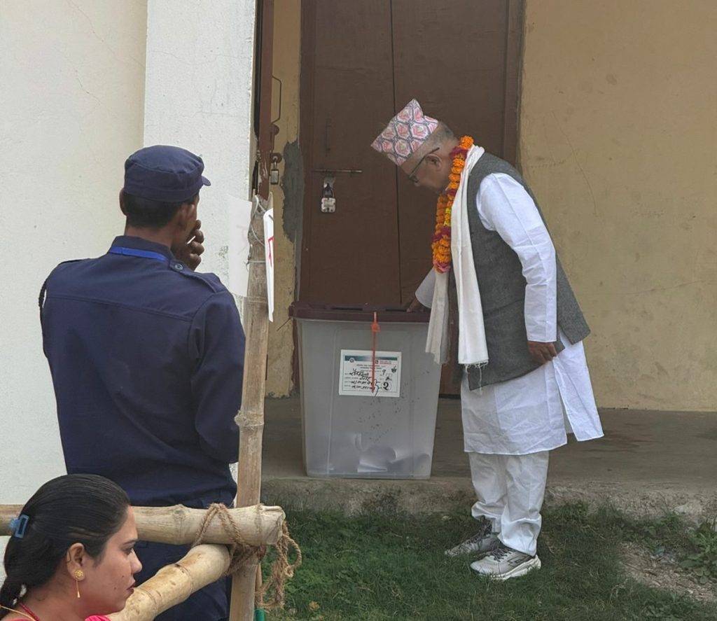 पूर्वप्रधानमन्त्री नेपालले गरे मतदान