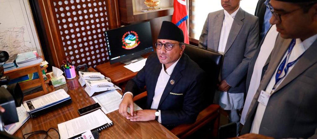 अर्थ मन्त्रालय पुगेर स्वर्णिम वाग्लेले गरे पदभार ग्रहण