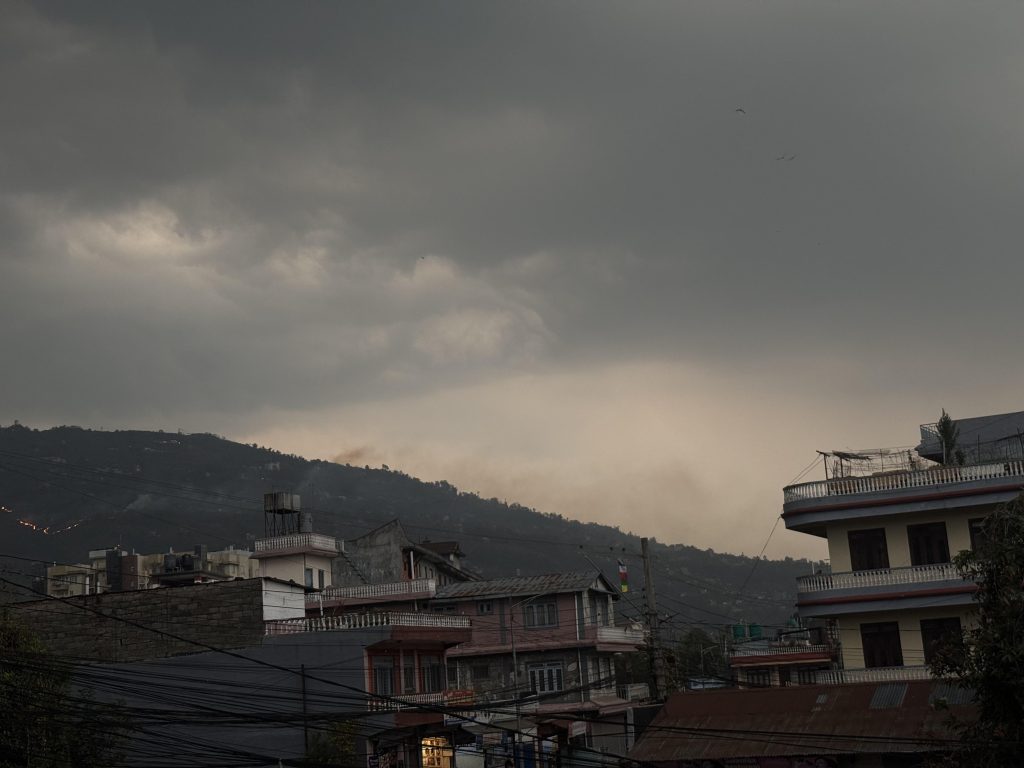 लुम्बिनीका जिल्लाहरूमा हावाहुरीसँगै वर्षा : पोखरामा दिउँसै अध्यारो