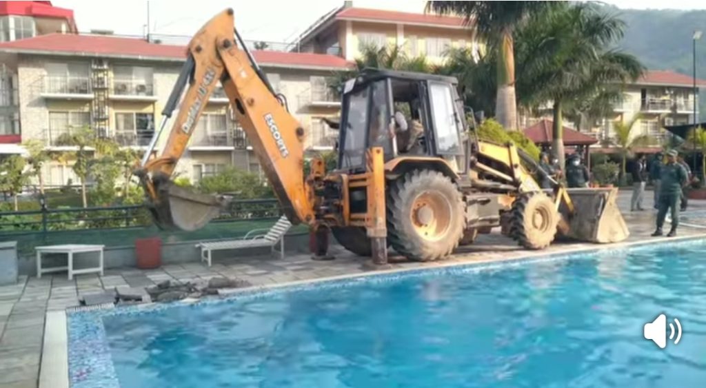 फेवा किनारका अतिक्रमित अस्थायी संरचनामा चल्यो डोजर