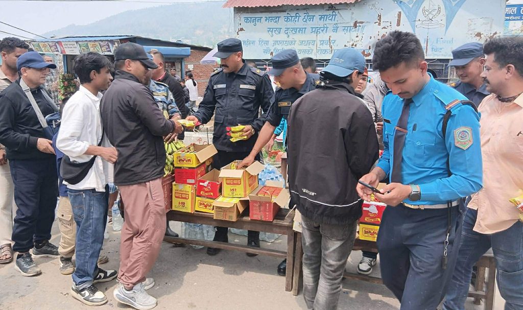 वीपी राजमार्गमा अलपत्र यात्रुलाई प्रहरीले गर्‍यो फलफूल वितरण