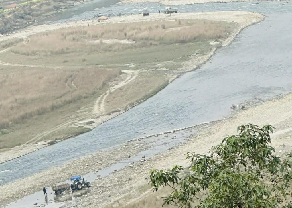 स्याङ्जामा अवैध रुपमा नदिजन्य पदार्थ उत्खनन् गरि ओसारपसार गर्ने ट्याक्टर नियन्त्रणमा