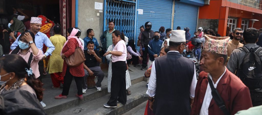 डोजर रोक्न माग गर्दै सुकुमबासीहरु रास्वपा कार्यालयमा पुगे