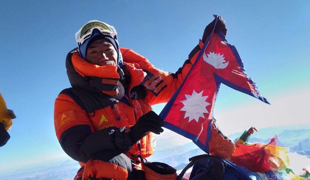 ३२ औँ पटक सगरमाथा शिखर पुगे कामिरिता शेर्पा