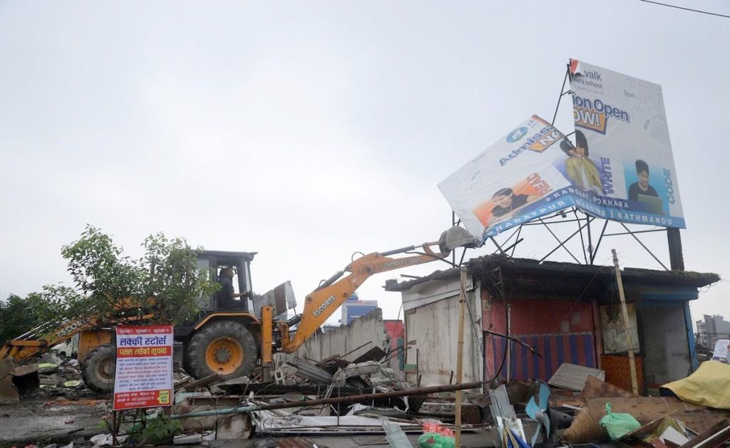 अमरसिंहचोकमा रहेका ५१ वटा सटरमा महानगरको डोजर, मेयर आचार्यले गरे  निरीक्षण