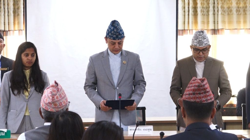 प्रतिनिधि सभाका नवनियुक्त सचिव प्रकाश अधिकारीले लिए शपथ