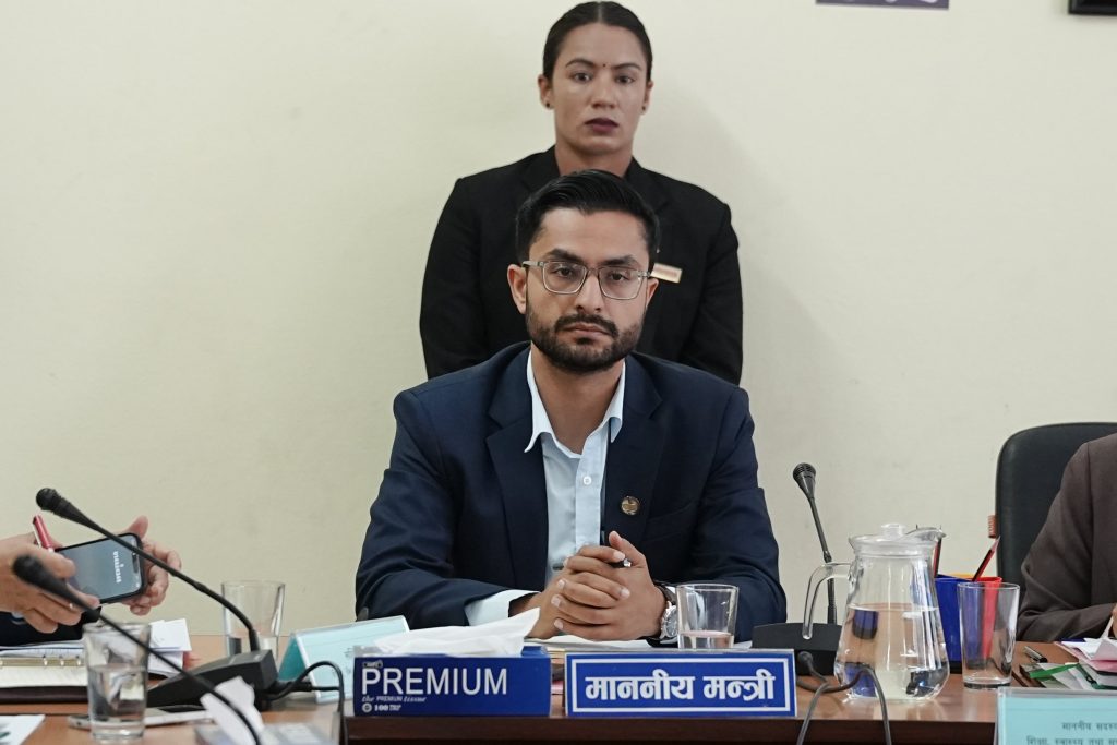 शिक्षकहरुले राजनीति गर्ने भए मार्कर छोडेर आउनुस् : शिक्षामन्त्री पोखरेल
