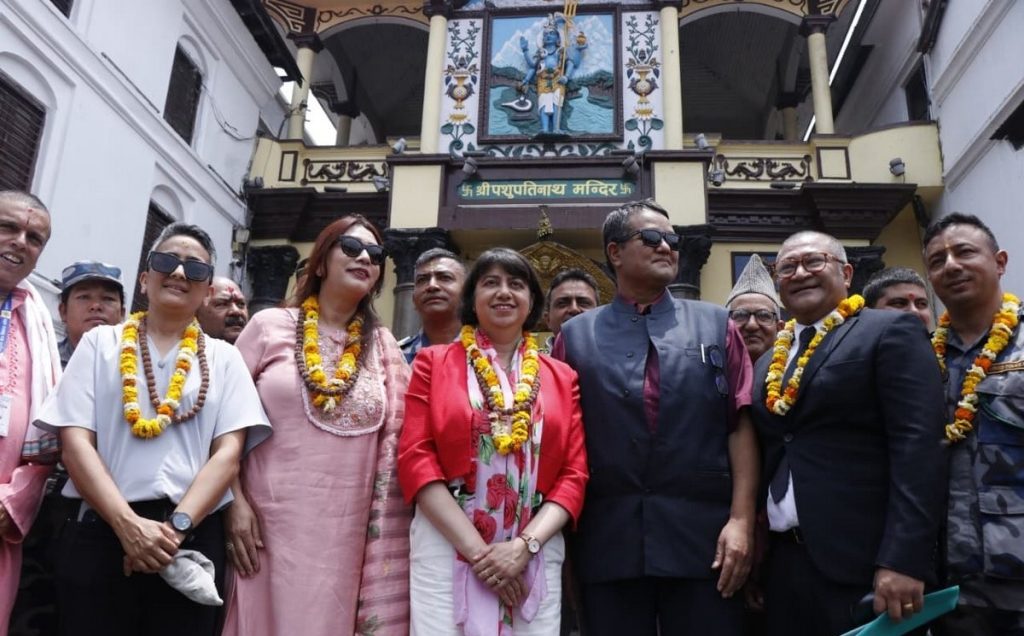 बेलायती मन्त्री मल्होत्राले गरिन् पशुपतिनाथको दर्शन