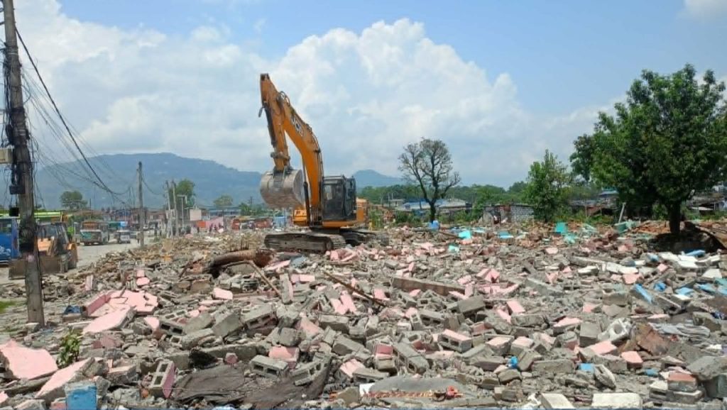 पोखरा बसपार्क भित्रका संरचनामा चल्यो महानगरको डोजर