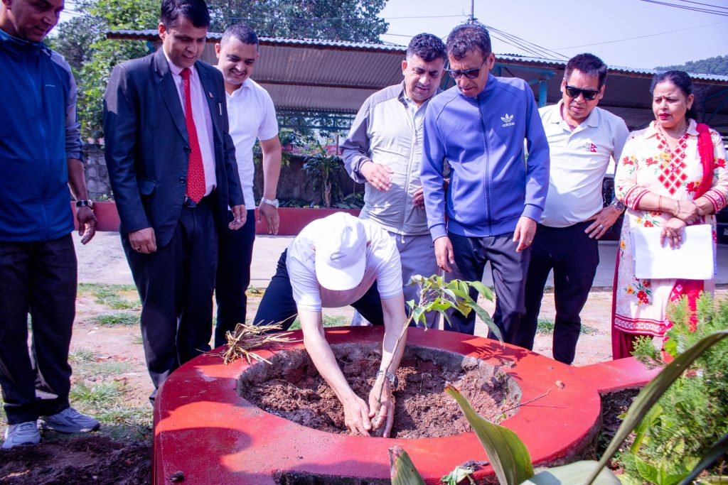 पोखरामा मेगा वृक्षारोपण अभियान : वातावरण दिवसका अवसरमा ६ हजार वृक्षारोपण