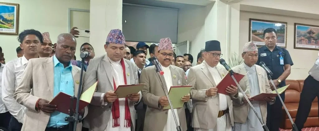 लुम्बिनी प्रदेशका नवनियुक्त मन्त्रीहरूले लिए शपथ