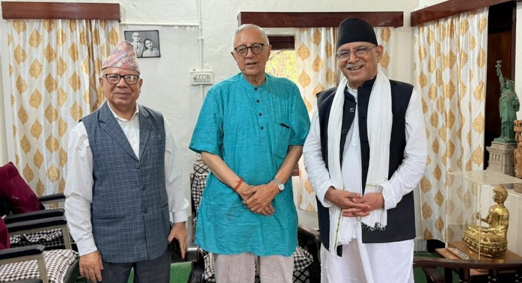 प्रचण्ड, माधव र शेखर कोइरालाबीच भेट