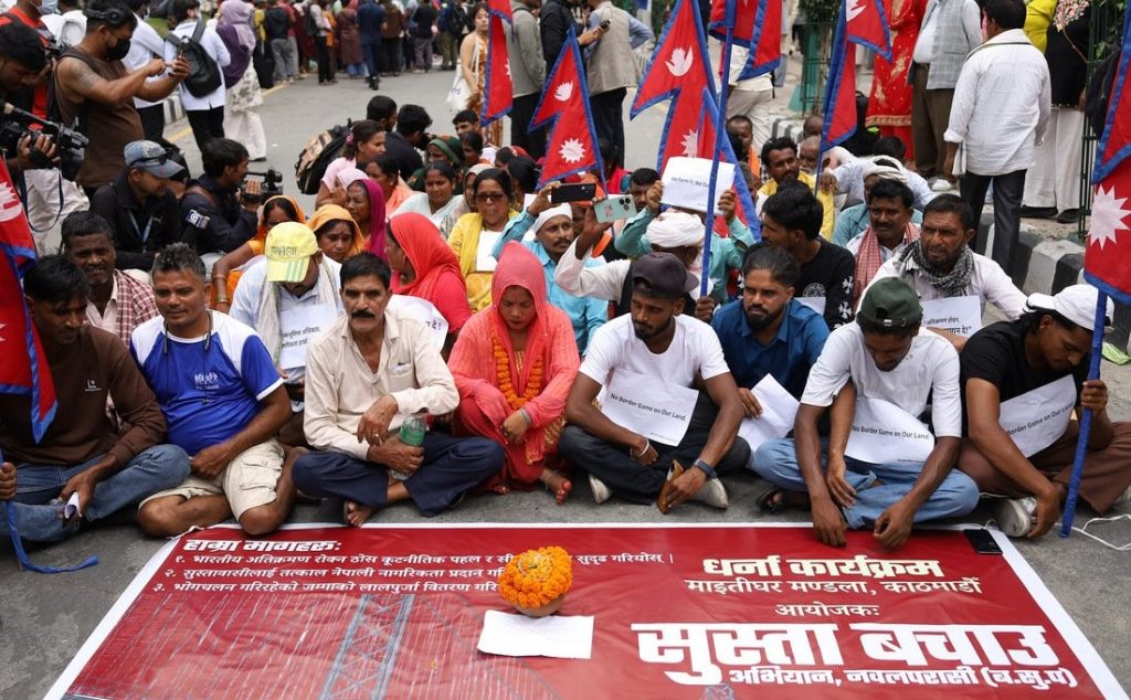 लालपुर्जा र नेपाली नागरिकताको माग गर्दै सुस्तावासीद्वारा माइतीघरमा प्रदर्शन