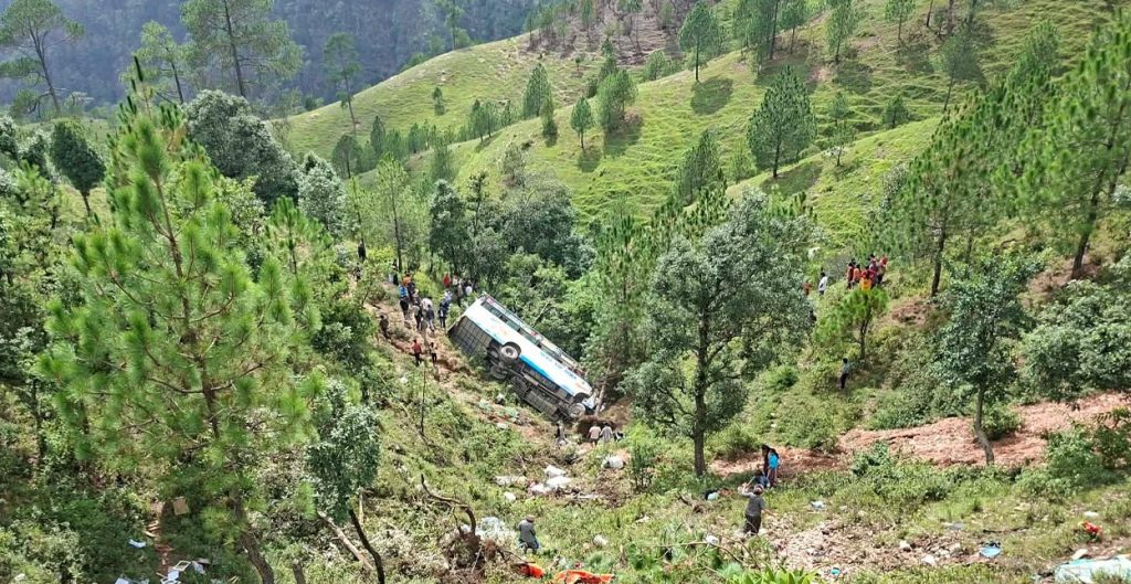 बैतडीमा बस दुर्घटना : चालकसहित १७ जना घाइते