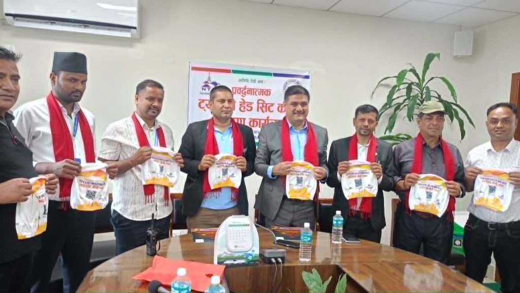 पोखरा विमानस्थलबाट सेवा दिने ट्याक्सीमा क्यूआर कोडयुक्त हेड सिट कभर