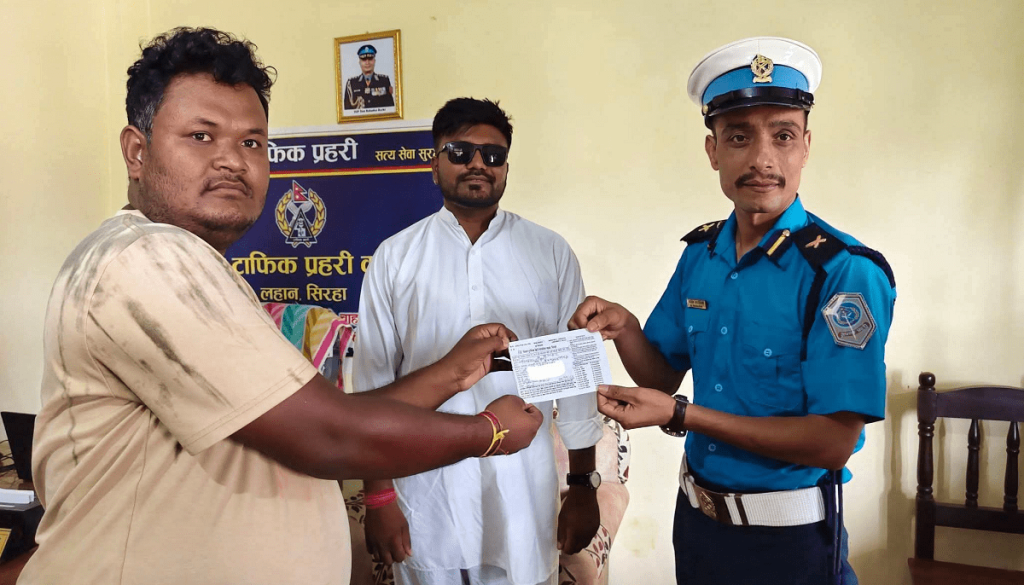 रास्वपा सांसद बब्लु गुप्तालाई ट्राफिक प्रहरीले तिरायो जरिवाना