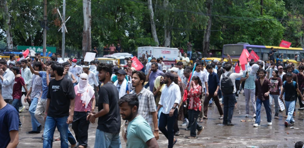 विहारको पटनामा विद्यार्थीको प्रदर्शनमा प्रहरीद्वारा अश्रुग्यास प्रहार