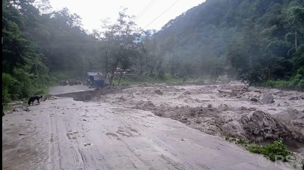 बाढीले पक्की सडक बगाउँदा घान्द्रुकमा पर्यटक अलपत्र
