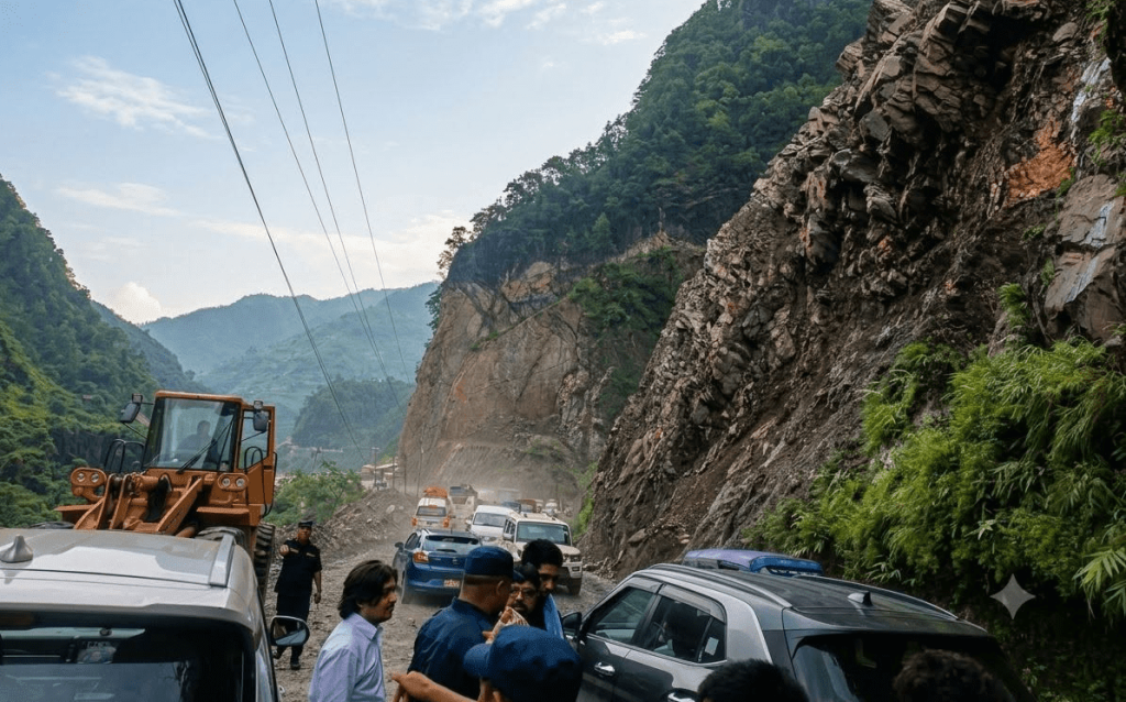 सुख्खा पहिरोले मुग्लिन–नारायणघाट सडकखण्ड अवरुद्ध