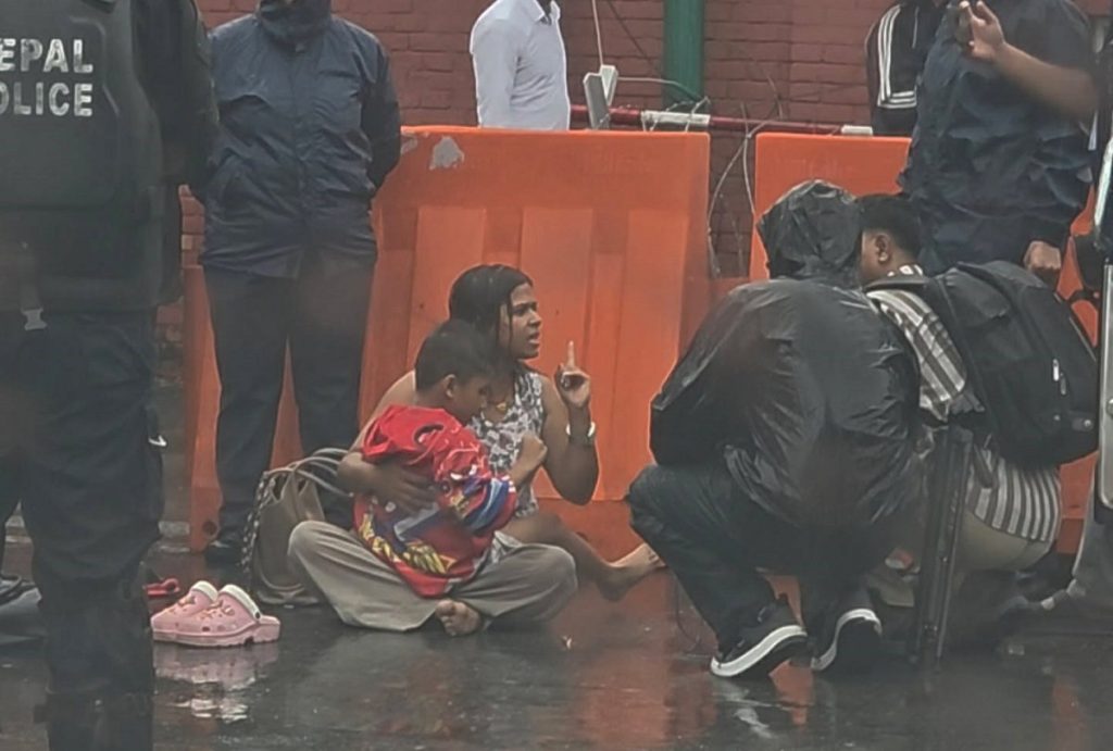 सिंहदरबारको दक्षिण गेटमा धर्नामा बसेका दुई महिला प्रहरीको नियन्त्रणमा
