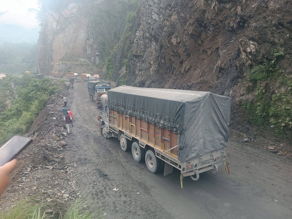 नारायणगढ-मुग्लिन सडकमा ओभरटेक नियन्त्रण गर्न प्रशासनको कडाइ