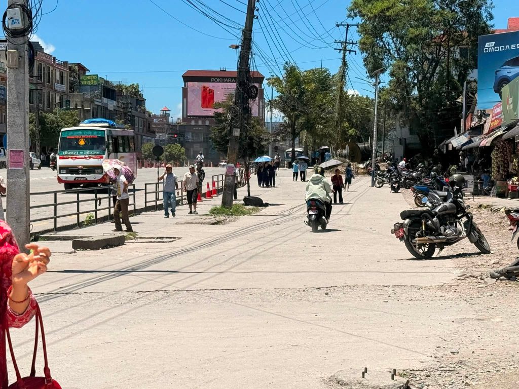 पृथ्वीचोकको फुटपाथ खाली गराइयो, अब बसपार्क भित्रै यात्रु ओराल्ने र चढाउने