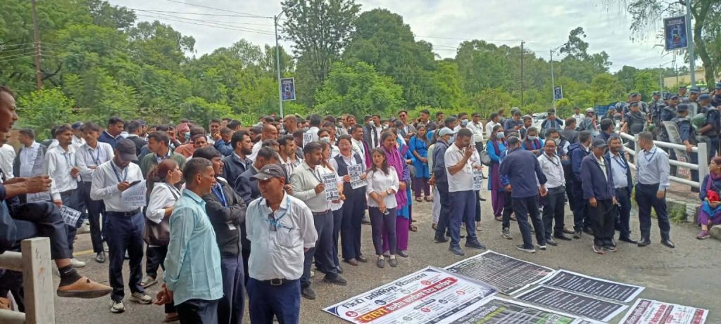सीटीईभीटीका करार र ज्यालादारी कर्मचारीद्वारा केन्द्रीय कार्यालय घेराउ