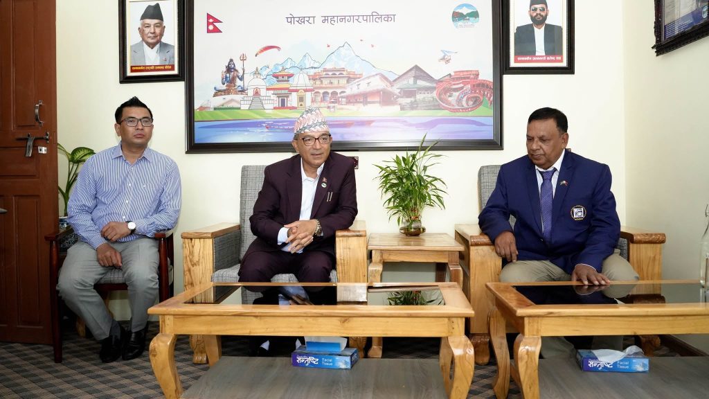 पोखराका मेयर आचार्य र बङ्गलादेशका फोटो पत्रकार संघका टोलीबिच भेटवार्ता