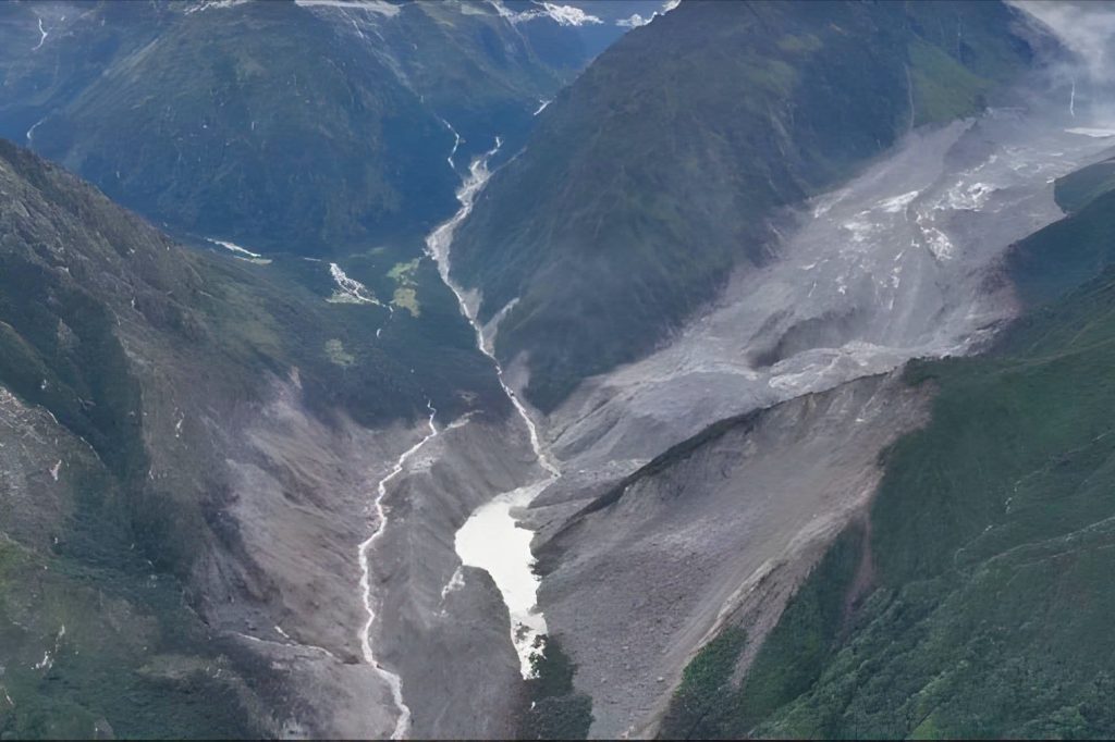 तिब्बतको जिरोङमा थुनिएको ताल ओभरफ्लो हुन थाल्यो