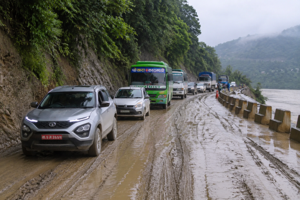 काठमाडौं-मुग्लिन खण्डमा रोकिएका सवारी सुचारु