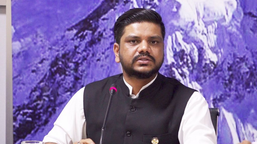‘फ्री भिसा–फ्री टिकट’ बाट ८३ प्रतिशत श्रमिक अझै वञ्चित : मन्त्री यादव