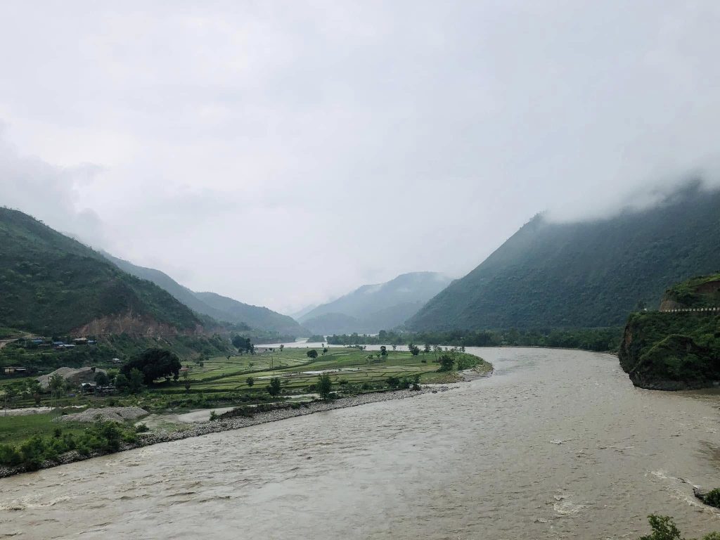 बसको ठक्करबाट सुनकोशी नदीमा कार खस्यो
