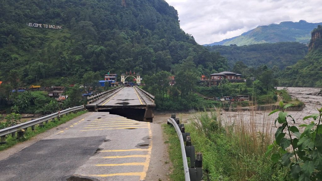 मुख्य राजमार्गका क्षतिग्रस्त पुलहरू दसैँअगावै पुनर्निर्माण गरिने : सडक विभाग