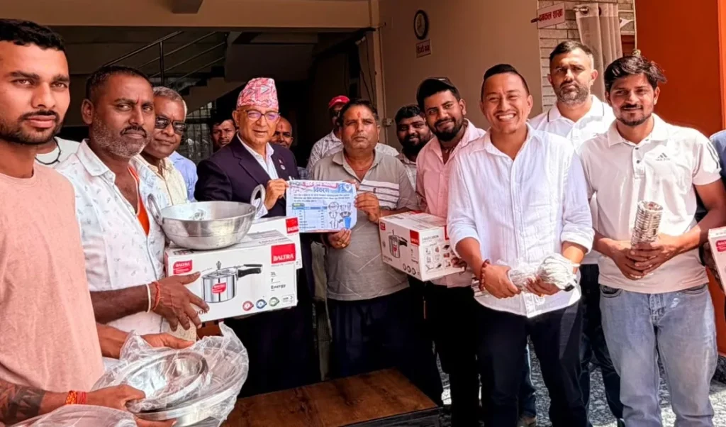 पोखराका कवाडी व्यवसायीले बाढी प्रभावितलाई १० लाखको राहत सहयोग गरे