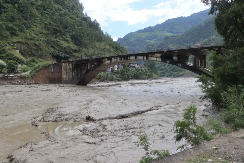 कालीगण्डकीको कटान हेर्ने क्रममा लडेर एक जनाको ज्यान गयो
