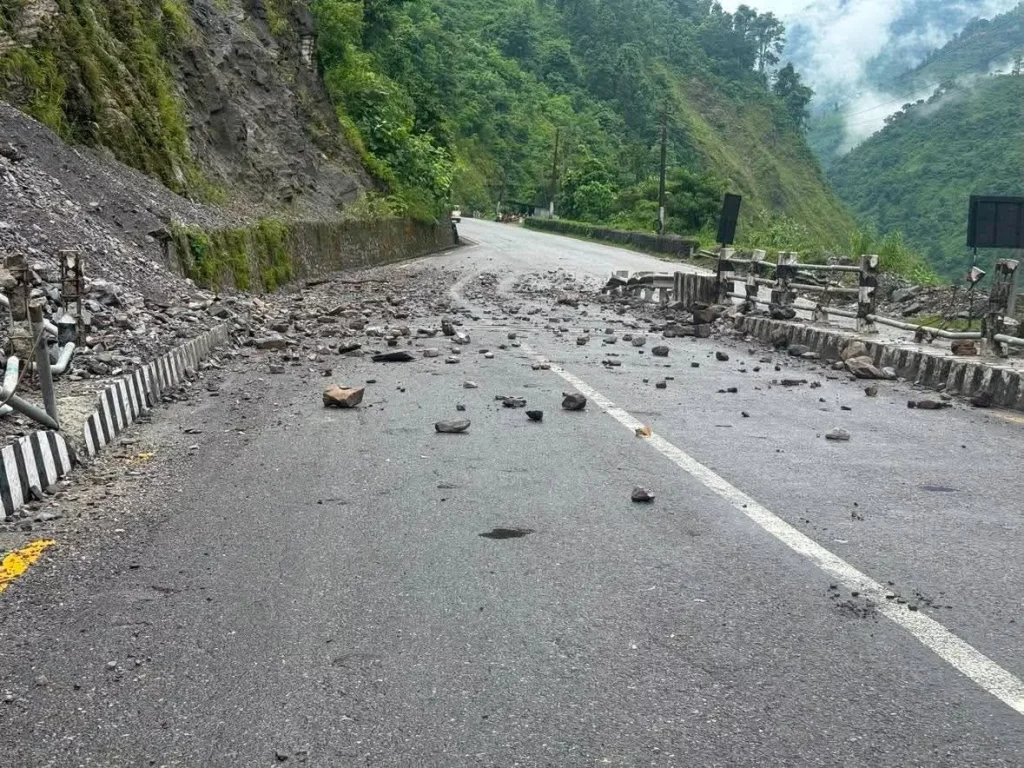 नारायणगढ–मुग्लिन सडकको नाम्सी खोलामा ढुंगा खस्यो