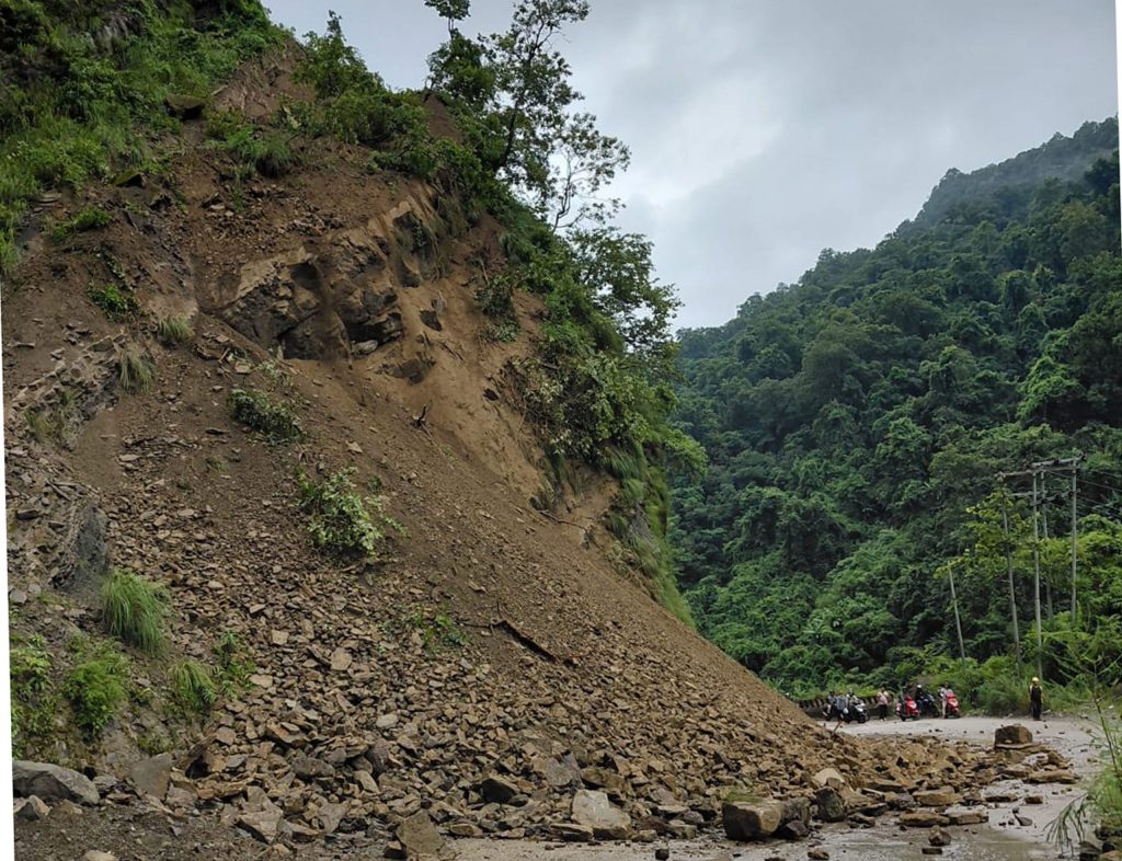 पाल्पाका दुई स्थानमा पहिरो खस्दा सडक अवरुद्ध