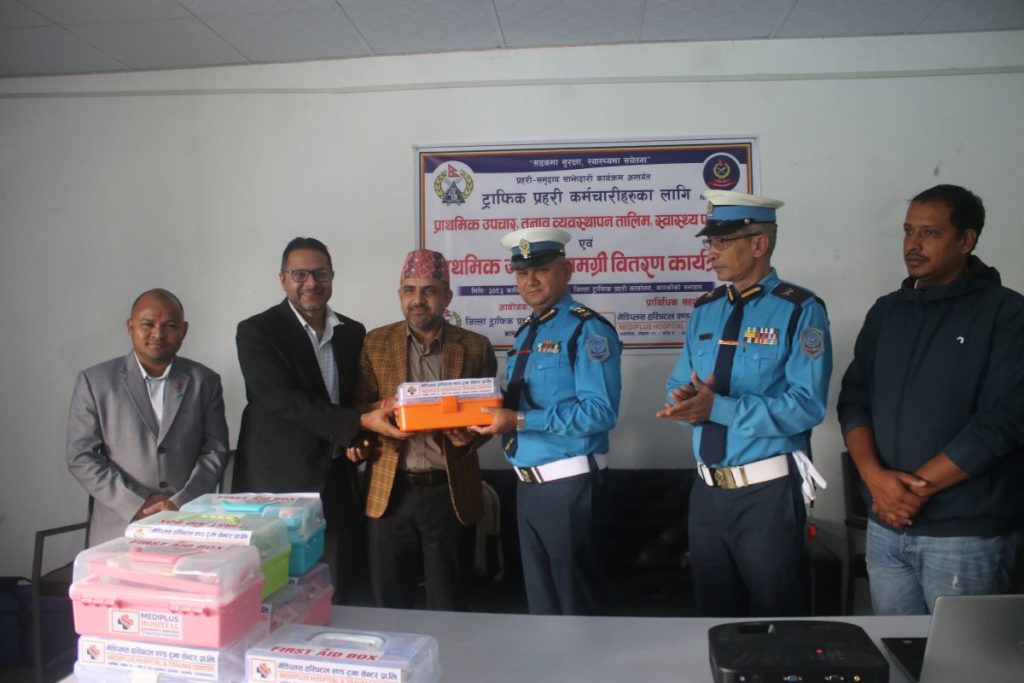 ट्राफिक प्रहरीलाई मेडिप्लसको प्राथमिक उपचार र तनाव व्यवस्थापन तालिम