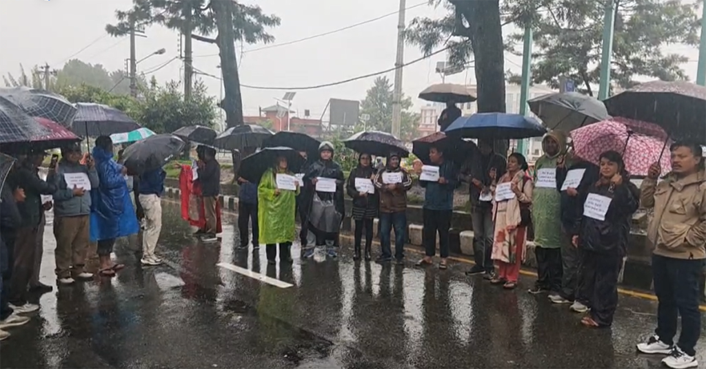 पत्रकार पक्राउको विरोध, झरीका बिच माइती घरमा पत्रकारको धर्ना