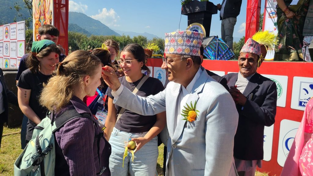 पोखरामा नेपालीसंगै दसैंको टीका लगाएर रमाए विदेशी पर्यटक