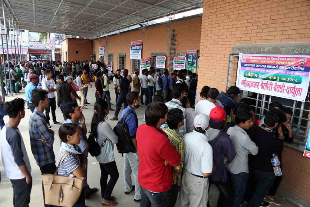 बाटोको सुरक्षा प्रत्याभूति नभएसम्म अग्रिम टिकट बुकिङ नखोल्ने यातायात व्यवसायीको अडान